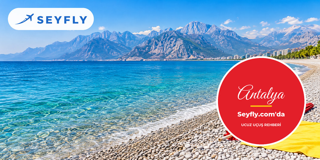 Konyaaltı Plajı'nın çakıllı kıyısı ve ardındaki Beydağları