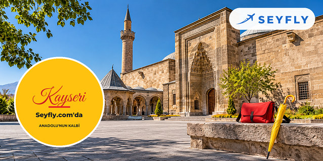 Hunat Hatun Külliyesi'nin taş avlusu ve minaresi