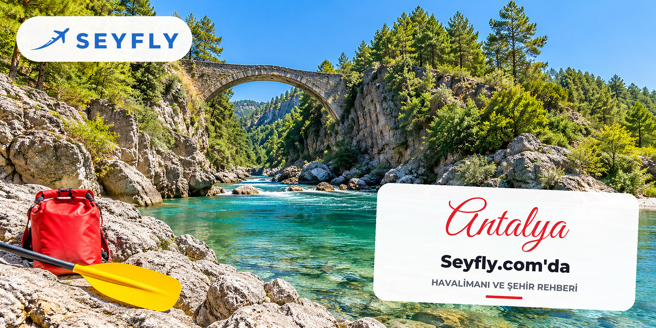 Köprülü Kanyon'da yeşil ırmak ve tarihi Oluk Köprüsü