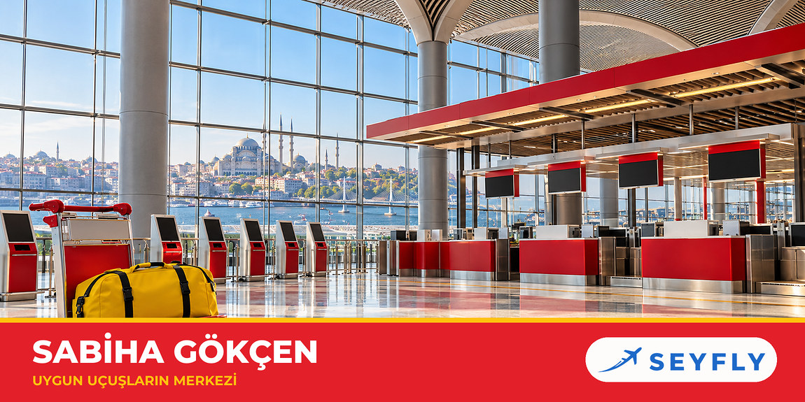 Self servis kiosklar ve boş check-in bankolarıyla terminal salonu