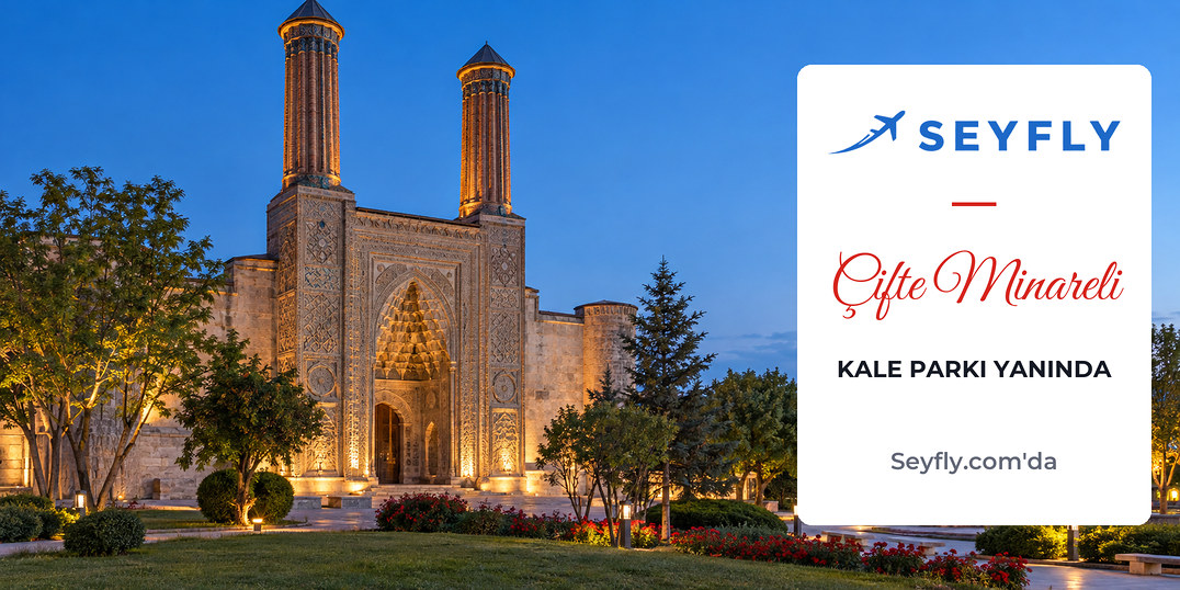 Çifte Minareli Medrese'nin iki minareli oymalı taş taç kapısı