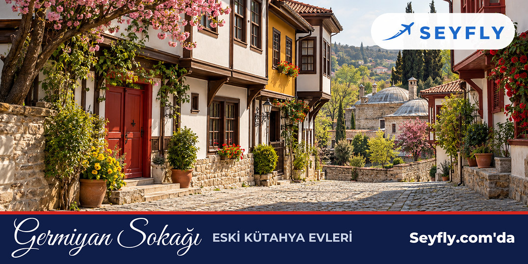 Germiyan Sokağı'nda ilkbaharda sıralanan restore edilmiş ahşap Kütahya evleri