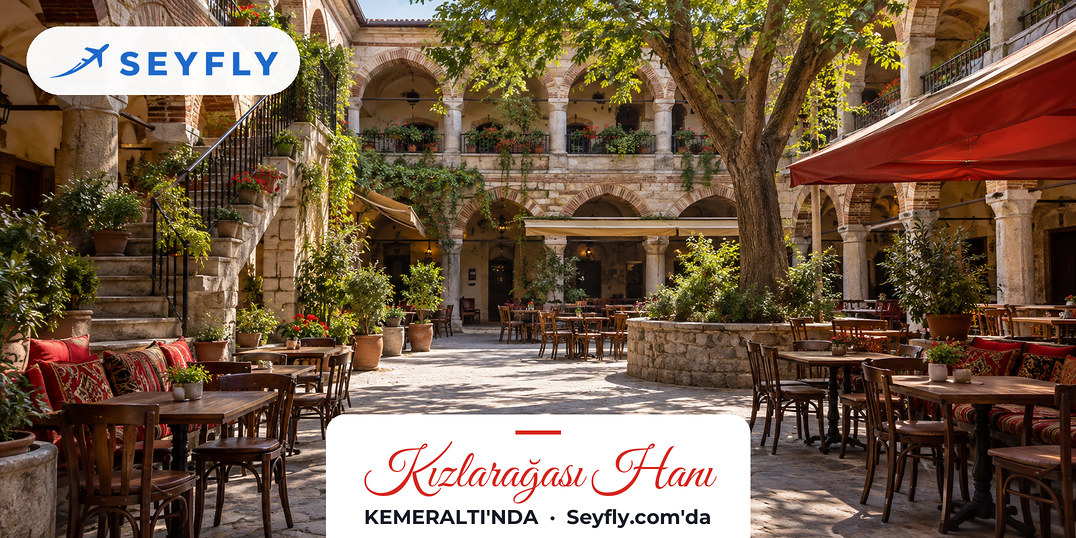 İzmir Kemeraltı'nda kemerli revaklı tarihi hanın avlusu