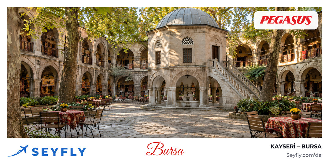 Bursa'da Koza Han'ın iki katlı kemerli avlusu ve ortasındaki küçük mescit