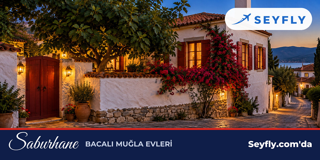 Saburhane'de avlu duvarlı, yüksek bacalı beyaz bir Muğla evi
