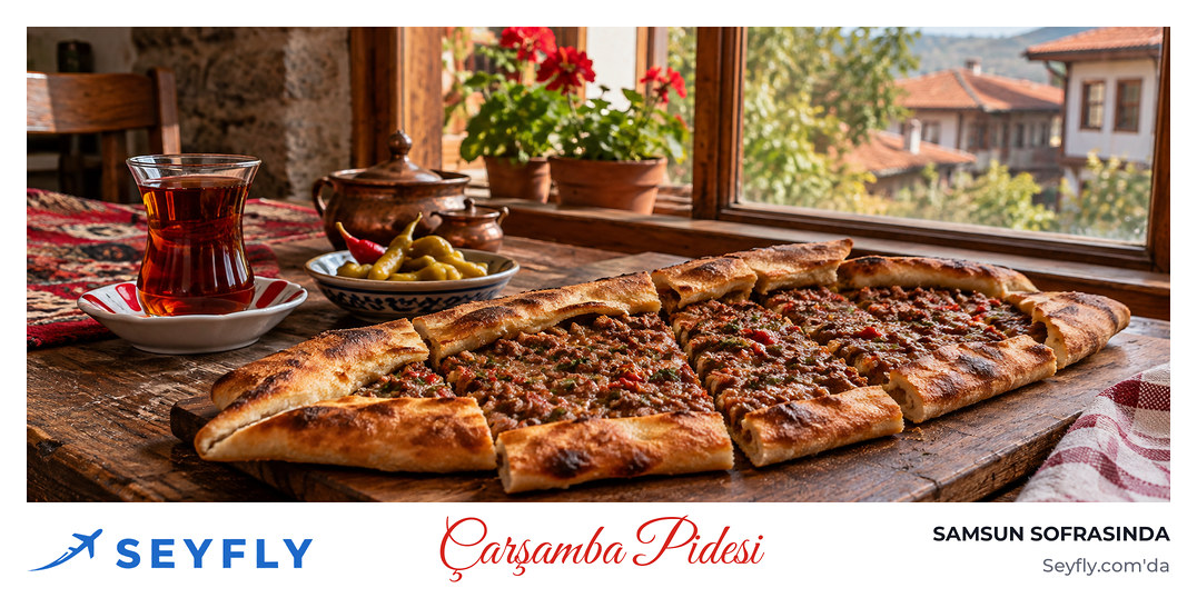 Ahşap tahta üzerinde dilimlenmiş Çarşamba pidesi ve yanında bir bardak çay