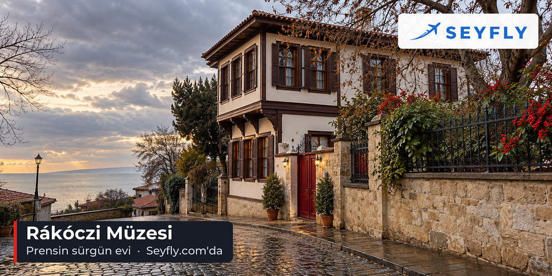 Yağmur sonrası ıslak taş zemindeki iki katlı tarihî ahşap ev