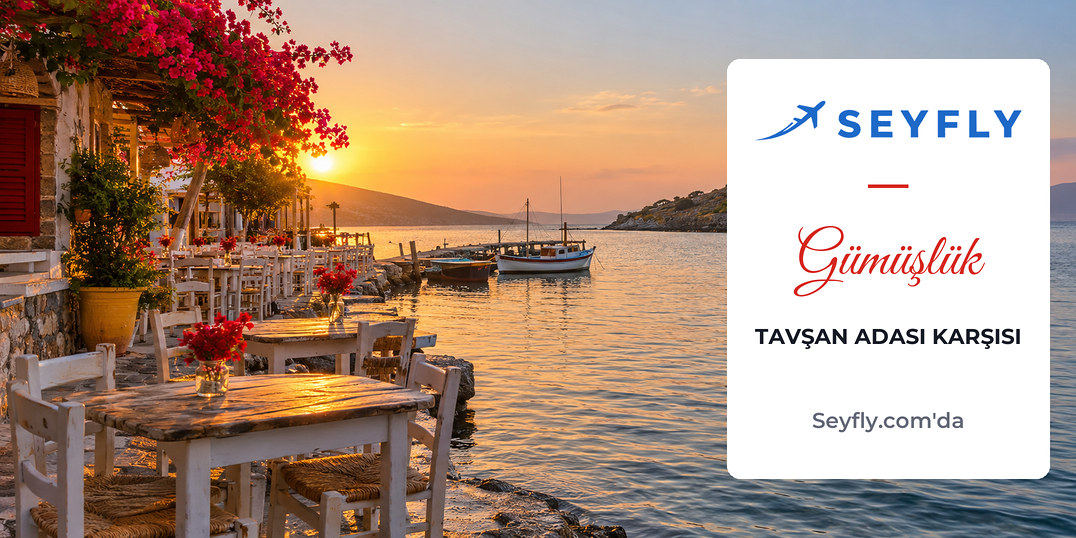 Gümüşlük kıyısında Tavşan Adası'na uzanan sığ su ve kıyıdaki masalar