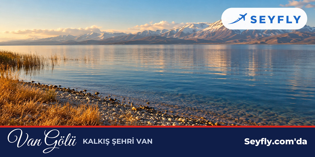 Van Gölü kıyısında sakin su ve arkada karlı dağ sırtları